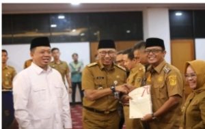 Bupati Ardito Wijaya secara simbolis menerima sertifikat tanah dari Menteri Agraria dan Tata Ruang/Badan Pertanahan Nasional (ATR/BPN) Republik Indon