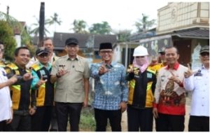 Bupati Ardito Wijaya Dampingi Gubernur Rahmat Mirzani Djausal Meninjau Jalan Lintas Rukti Harjo – Raman Utara